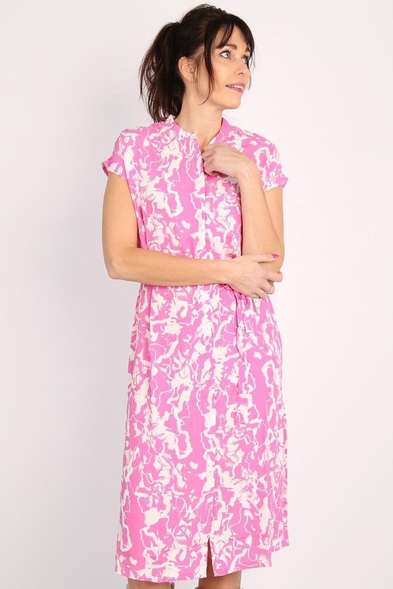 Serena patroon in de buurt ICHI roze geprinte jurk Regine 20118372 | Sake Store